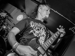 Potret Terindah Eben Burgerkill Terima Penghargaan Musik Metal Eropa