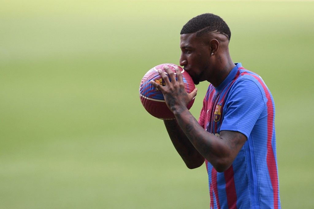 Barcelona's newly signed Brazilian defender Emerson Royal kisses a ball during his official presentation by the Spanish football club at the Camp Nou stadium in Barcelona on August 2, 2021. (Photo by Josep LAGO / AFP)