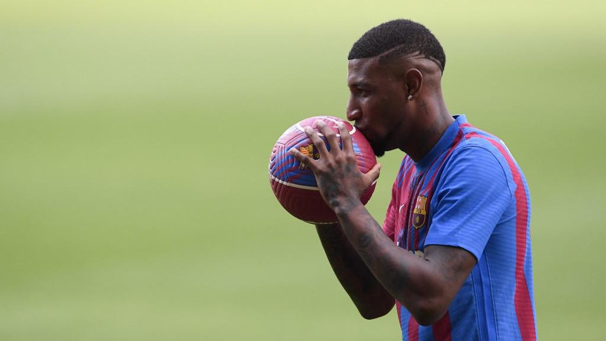 Emerson Royal dipaksa pergi oleh Barcelona. (Foto: AFP/JOSEP LAGO)