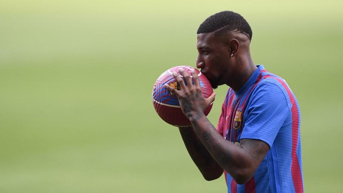 Barcelonas newly signed Brazilian defender Emerson Royal kisses a ball during his official presentation by the Spanish football club at the Camp Nou stadium in Barcelona on August 2, 2021. (Photo by Josep LAGO / AFP)