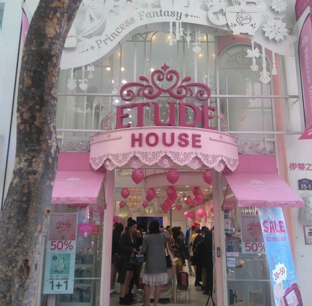 Selain Barenbliss, Etude House juga termasuk brand Korea yang bisa dibilang 'ramah' di kantong.