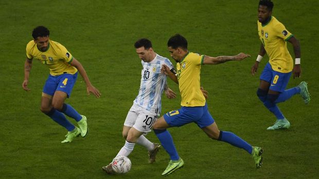 Argentina's Lionel Messi and Brazil's Lucas Paqueta vie for the ball during the Conmebol 2021 Copa America football tournament final match at the Maracana Stadium in Rio de Janeiro, Brazil, on July 10, 2021. (Photo by MAURO PIMENTEL / AFP)