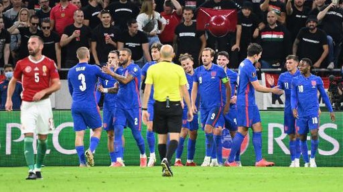 Englands team celebrates the 0-2 during the FIFA World Cup Qatar 2022 qualification Group I football match between Hungary and England, at the Puskas Arena in Budapest on September 2, 2021. (Photo by Attila KISBENEDEK / AFP)