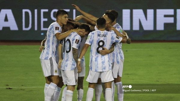 Players of Argentina celebrate after scoring against Venezuela during their South American qualification football match for the FIFA World Cup Qatar 2022 at the UCV Olympic Stadium in Caracas on September 2, 2021. (Photo by Miguel Gutierrez / POOL / AFP)