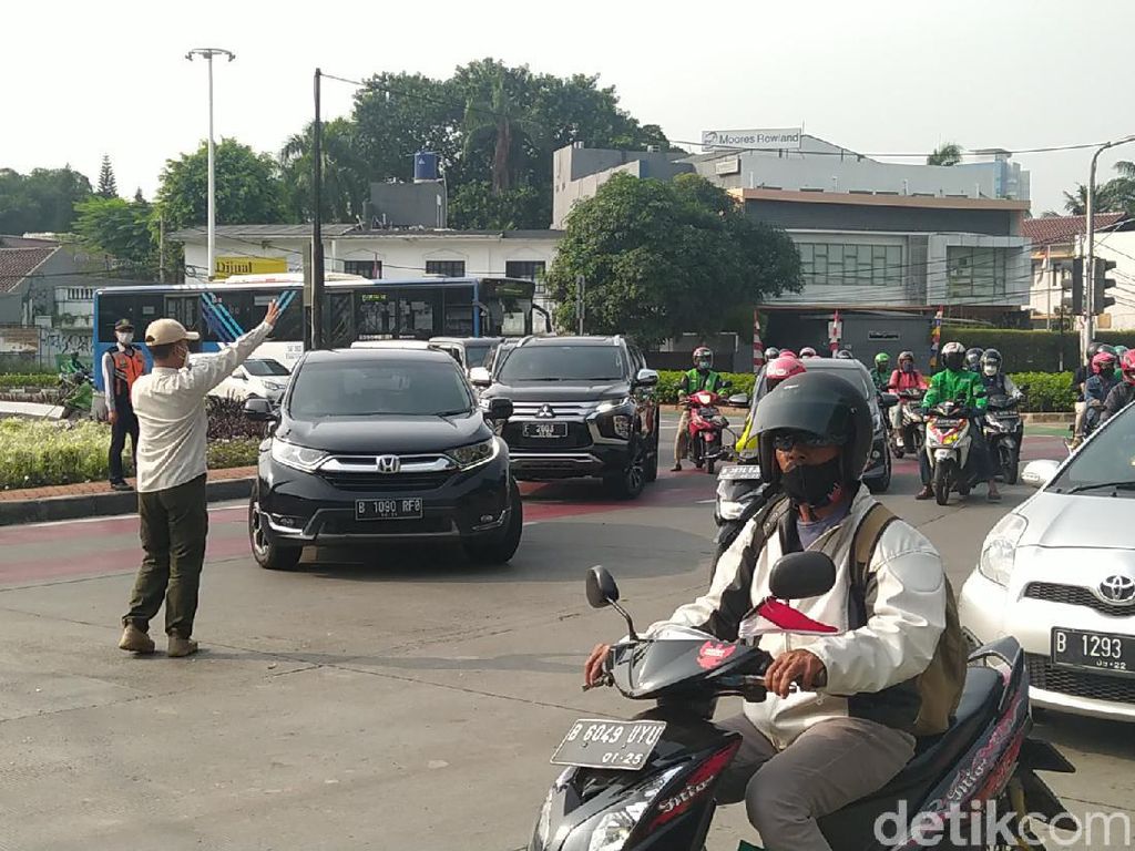 Sejumlah Mobil Pelat RF Genap Diputar Balik di Gage Jalan Sudirman