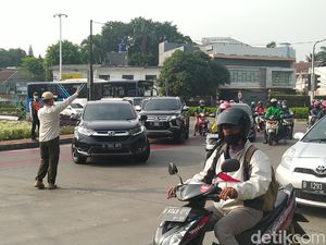 Sejumlah Mobil Pelat RF Genap Diputar Balik di Gage Jalan Sudirman Sejumlah Mobil Pelat RF Genap Diputar Balik di Gage Jalan Sudirman