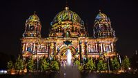 Kemilau Landmark di Berlin Bermandikan Cahaya