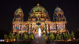 Kemilau Landmark di Berlin Bermandikan Cahaya