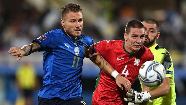 FLORENCE, ITALY - SEPTEMBER 02: Ciro Immobile of Italy competes for the ball with Valentin Antov of Bulgaria during the 2022 FIFA World Cup Qualifier match between Italy and Bulgaria at Artemio Franchi on September 02, 2021 in Florence, . (Photo by Alessandro Sabattini/Getty Images)