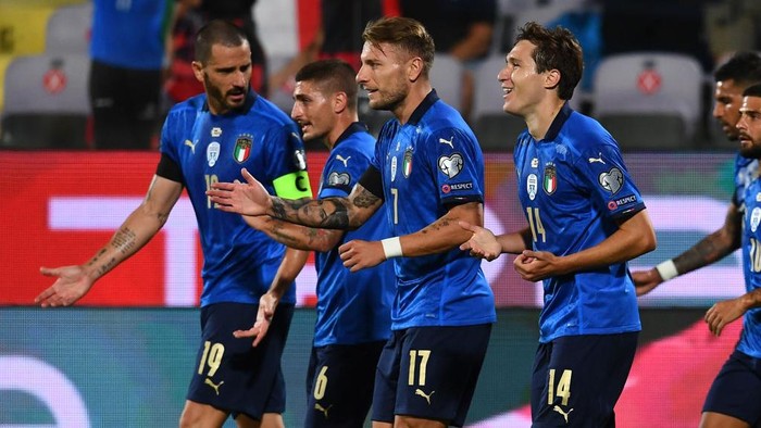 FLORENCE, ITALY - SEPTEMBER 02:  Federico Chiesa of Italy celebrate with team-mates after scoring the opening goal during the 2022 FIFA World Cup Qualifier match between Italy and Bulgaria at Artemio Franchi on September 02, 2021 in Florence, . (Photo by Claudio Villa/Getty Images)