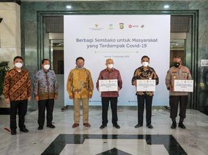 Kemenkop UKM Bagi Ribuan Paket Sembako ke Masyarakat Terdampak COVID