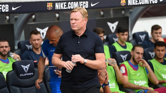 BARCELONA, SPAIN - AUGUST 29: Ronald Koeman, Head Coach of FC Barcelona looks on  during the La Liga Santander match between FC Barcelona and Getafe CF at Camp Nou on August 29, 2021 in Barcelona, Spain. (Photo by David Ramos/Getty Images)