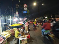 Diizinkan Dagang, PKL Penuhi Trotoar di Pasar Induk Kramat Jati Saat Malam