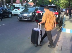 Kembali Geledah Rumah Bupati Probolinggo Tersangka Suap, KPK Bawa Satu Koper
