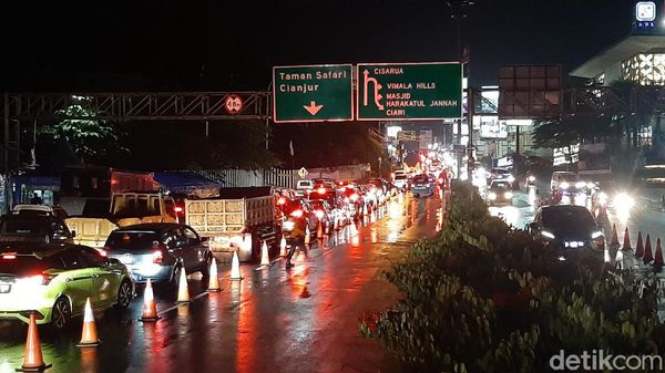 Lalin Arah Puncak Macet