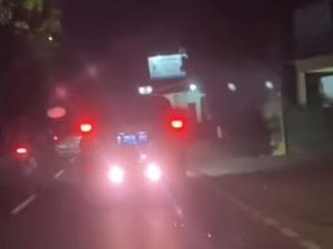 Alamak! Mobil Pasang Lampu Rem Putih-Kelap-kelip di Belakang, Mau Jadi Apa, Sih?