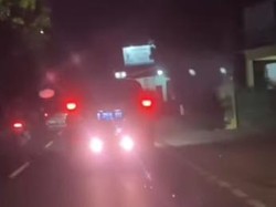 Alamak! Mobil Pasang Lampu Rem Putih-Kelap-kelip di Belakang, Mau Jadi Apa, Sih?