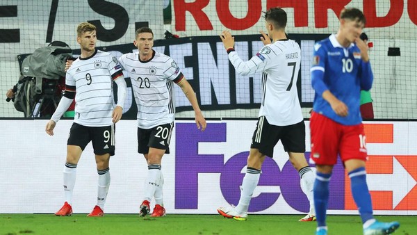Liechtenstein Vs Jerman ST GALLEN, SWITZERLAND - SEPTEMBER 02: Timo Werner of Germany celebrates with Robin Gosens and Kai Havertz after scoring their teams first goal during the 2022 FIFA World Cup Qualifier match between Liechtenstein and Germany at Kybunpark on September 02, 2021 in St Gallen, Sankt Gallen. (Photo by Alexander Hassenstein/Getty Images)