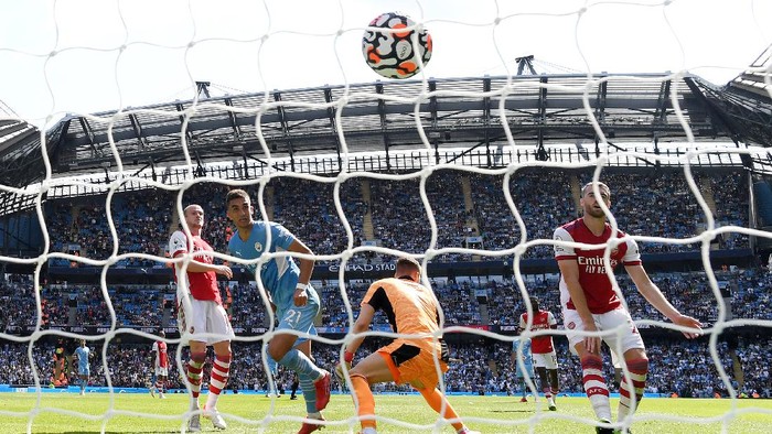 MANCHESTER, ENGLAND - AUGUST 28: Ferran Torres of Manchester City scores his teams fifth goal past Bernd Leno of Arsenal during the Premier League match between Manchester City and Arsenal at Etihad Stadium on August 28, 2021 in Manchester, England. (Photo by Shaun Botterill/Getty Images )