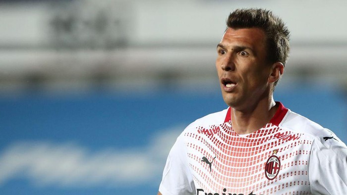 BERGAMO, ITALY - MAY 23: Mario Mandzukic of AC Milan reacts during the Serie A match between Atalanta BC and AC Milan at Gewiss Stadium on May 23, 2021 in Bergamo, Italy. Sporting stadiums around Italy remain under strict restrictions due to the Coronavirus Pandemic as Government social distancing laws prohibit fans inside venues resulting in games being played behind closed doors.  (Photo by Marco Luzzani/Getty Images)