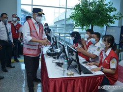 Menhub Apresiasi PT KCI Vaksinasi 12.141 Warga di 10 Stasiun KRL