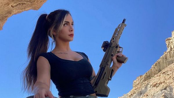 10 Potret Cantik Mantan Tentara Tempur Israel yang Dijuluki Ratu Senjata