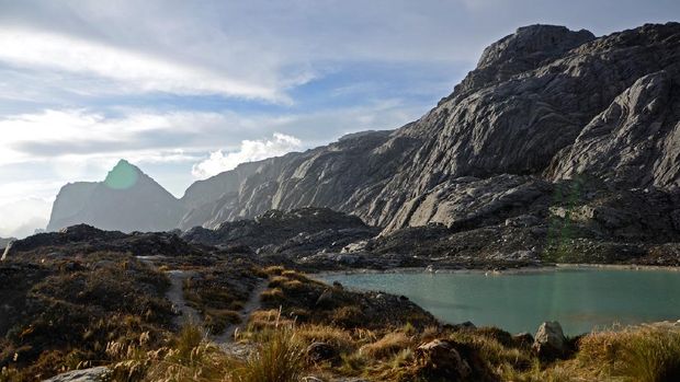 pemandangan taman nasional lorentz di papua