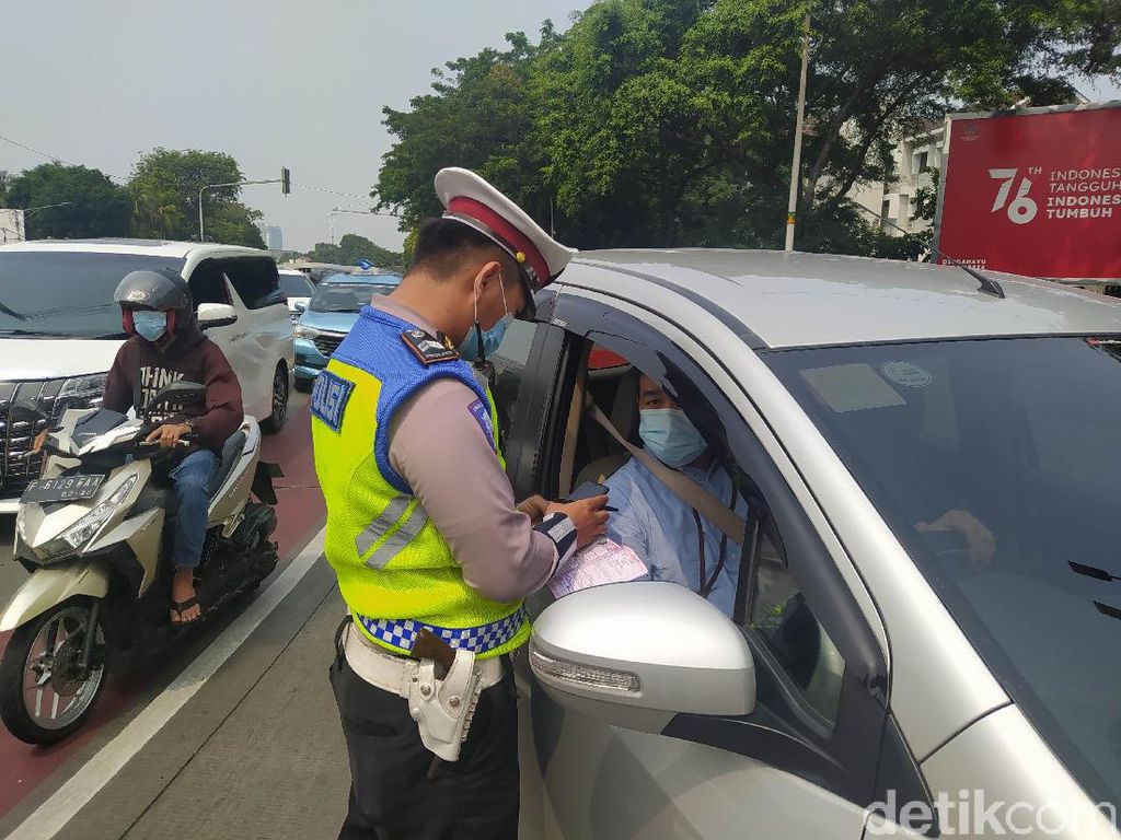 Coba Terobos Gage Jalan Sudirman, Pemobil Pelat Genap Ditilang Polisi