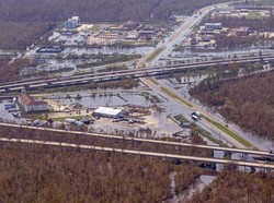 Petugas di Washington Bangun Tembok Penangkal Banjir di Pinggiran Sungai