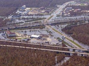 Petugas di Washington Bangun Tembok Penangkal Banjir di Pinggiran Sungai Petugas di Washington Bangun Tembok Penangkal Banjir di Pinggiran Sungai