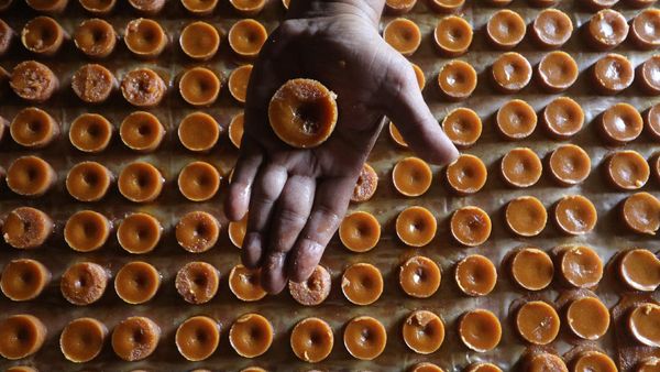 Permintaan Turun, Pedagang Gula Merah Perkecil Ukuran