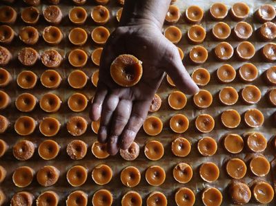 Permintaan Turun, Pedagang Gula Merah Perkecil Ukuran