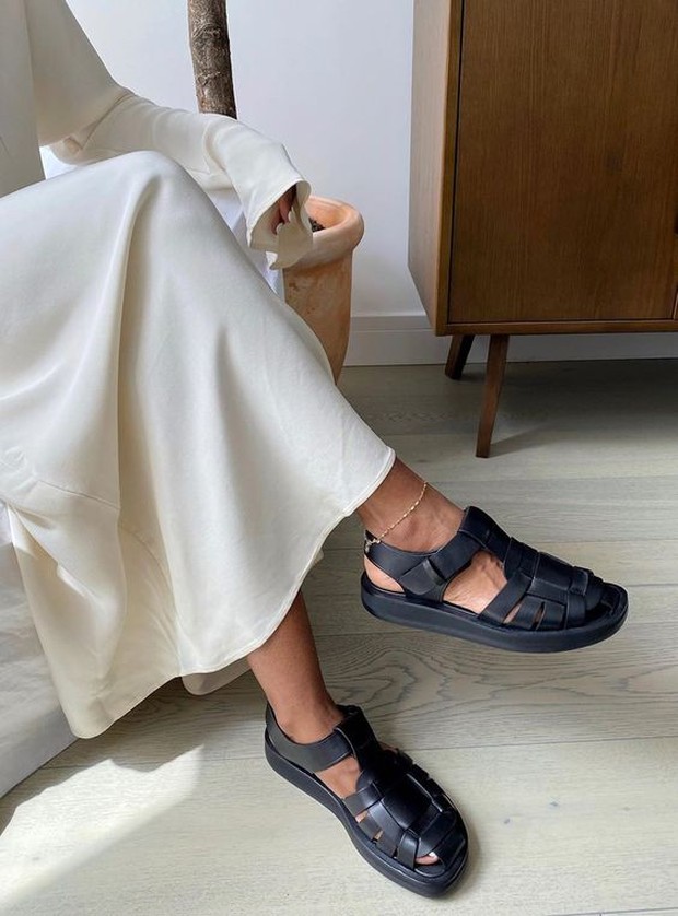 Trend outfit ala genderless ada fisherman sandals