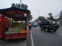 Sore Hari, PKL Mulai Padati Trotoar Depan Pasar Induk Kramat Jati