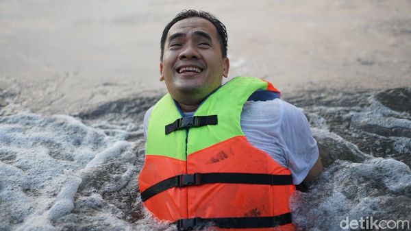 10 Potret Saipul Jamil Buang Sial, Mandi Air Laut dan Chill di Pantai