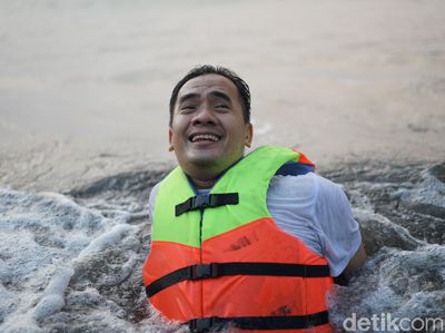 10 Potret Saipul Jamil Buang Sial, Mandi Air Laut dan Chill di Pantai