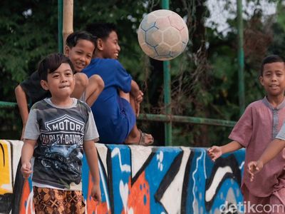 Semringah Anak-anak Bermain Bola di Masa PPKM