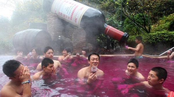Begini Sensasi Mandi Anggur Merah di Jepang