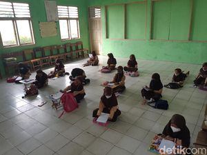 Tak Punya Kursi-Meja, Siswa SDN di Kabupaten Serang Ini Belajar di Lantai