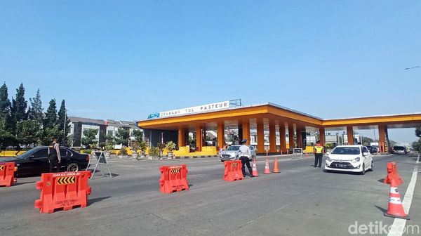 Suasana Penerapan Ganjil Genap di GT Pasteur Bandung