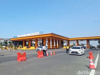 Suasana Penerapan Ganjil Genap di GT Pasteur Bandung