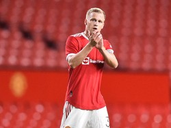 Crystal Palace Mau Pinjam Van de Beek, tapi MU...