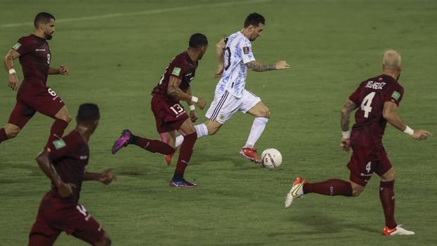 Argentina's Lionel Messi (2-R) is marked by Venezuela's Jose Martinez during their South American qualification football match for the FIFA World Cup Qatar 2022 between Venezuela and Argentina at the UCV Olympic Stadium in Caracas on September 2, 2021. (Photo by Miguel Gutierrez / POOL / AFP)