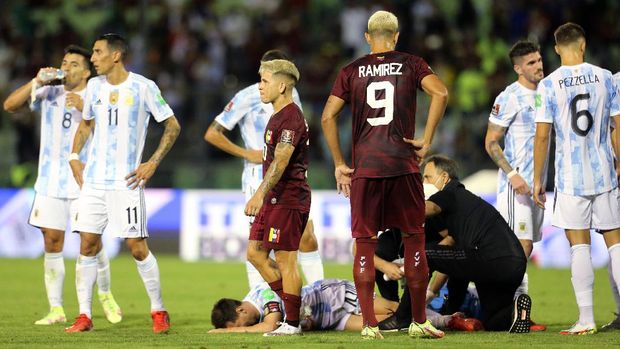 Soccer Football - World Cup - South American Qualifiers - Venezuela v Argentina - Estadio Olimpico, Caracas, Venezuela - September 2, 2021  Argentina's Lionel Messi receives medical attention after sustaining an injury Pool via REUTERS/Edilzon Gamez