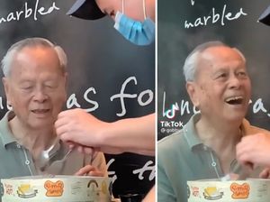 Viral Pegawai Resto Bantu Lansia Aduk Makanan, Dibalas dengan Senyum Lebar!