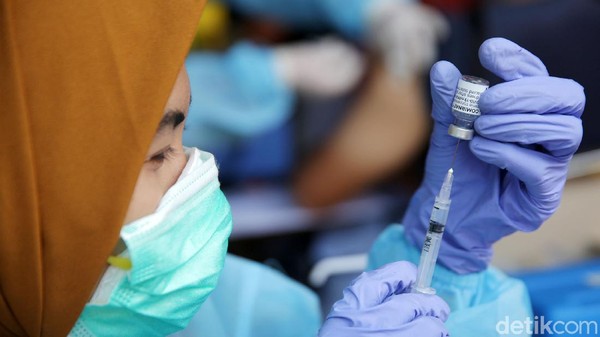 Warga Bekasi Disuntik Vaksin Pfizer PMI menggelar vaksinasi COVID-19 kepada warga di Kota Bekasi. Sebanyak 1000 dosis vaksin Pfizer disuntikkan kepada warga masyarakat hari ini.