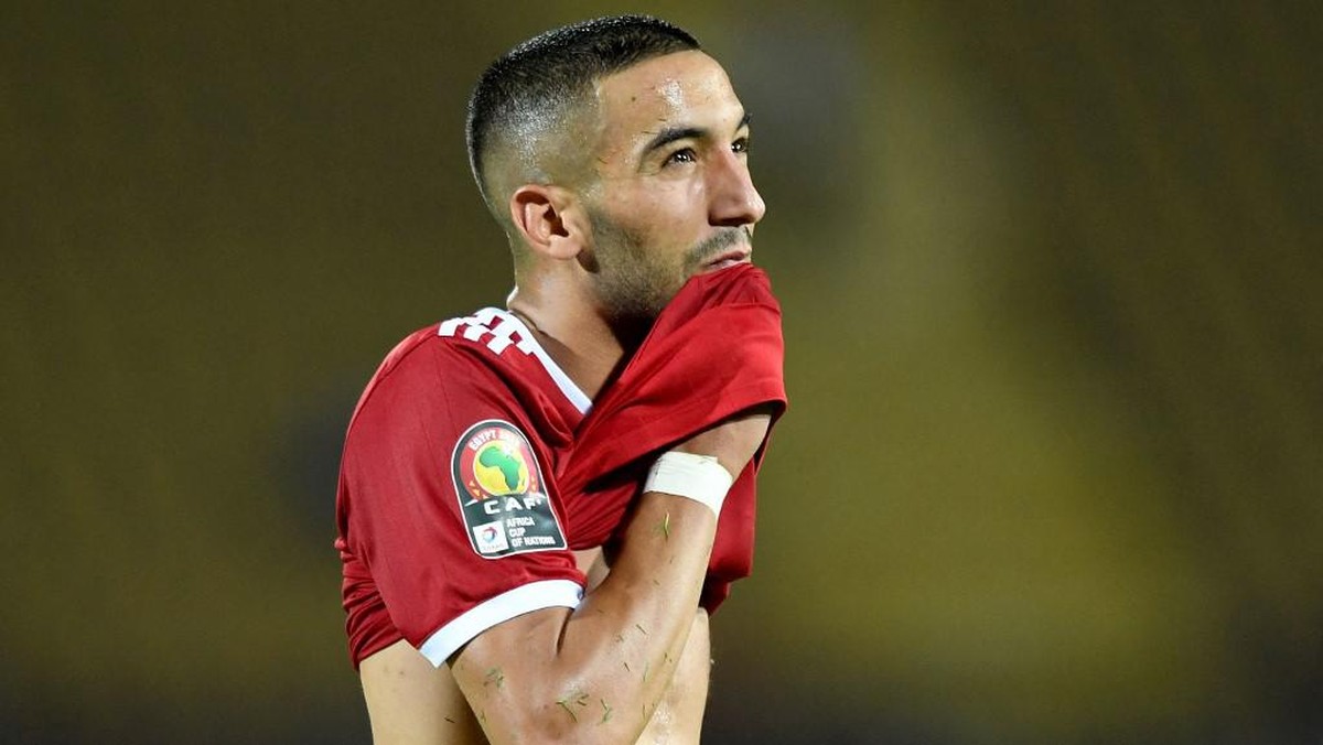 Gelandang Chelsea Hakim Ziyech berseteru dengan pelatih timnas Maroko. (Foto: AFP/OZAN KOSE)