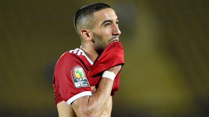Moroccos forward Hakim Ziyech (R) reacts after missing a penalty kick during the 2019 Africa Cup of Nations (CAN) Round of 16 football match between Morocco and Benin at the Al-Salam Stadium in the Egyptian capital Cairo on July 5, 2019. (Photo by OZAN KOSE / AFP)