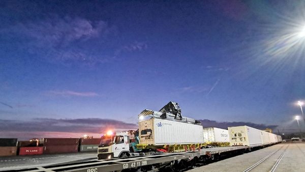 Wusss... Angkut Peti Kemas Surabaya-Jakarta Sekarang Pakai Kereta