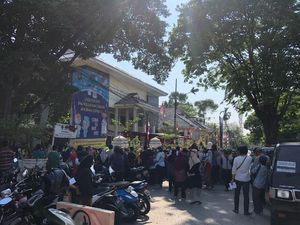 Ada Antrean Vaksinasi COVID, Jalan Merdeka Depok Macet